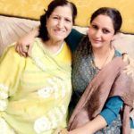 Maleeka R Ghai con su madre