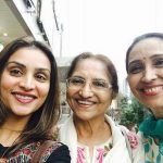Purbi Joshi amb la seva mare Sarita Joshi i la germana Ketki Dave