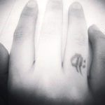 Tatuagem de dedo anular direito de Renu Desai