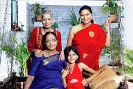 Gauri Lankesh com sua mãe, irmã e sobrinha