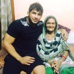पवन कुमार अपनी मां के साथ