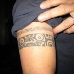 Татуировка на Антъни Бурдейн на десния бицепс