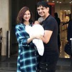 Saurabh Devendra Singh sa suprugom i sinom