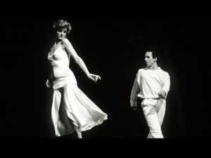 Принцеса Даяна, изпълняваща се с балетната звезда Уейн Спя
