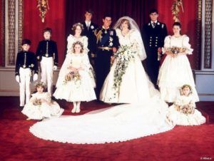 Prinsessa Diana prinssi Charlesin kanssa heidän hääpäivänään