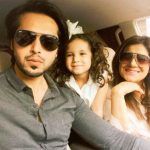 Fahad Mustafa com sua esposa e filha