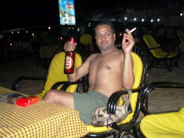 Deepak Kalal fumando e bebendo