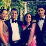 Akshay Ruparelia com seus pais e irmã