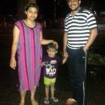 Trupti Desai com seu filho e marido