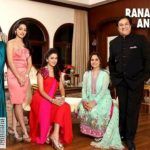 Rakhee Kapoor Tandon (extrema esquerda) com seus pais e irmãs