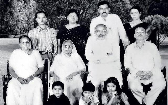Narendra Modi äitinsä (vasemmalla) ja muiden perheenjäsenten kanssa