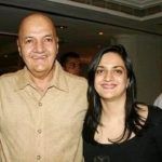 Suami Uma Chopra Prem Chopra bersama anak perempuannya Punita Chopra