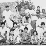 Članovi Oshove obitelji - Zadnji red: slijeva Shakuntala Jain (supruga Niklanka Jaina), Niklank Jain, Shashi Kala Khate (supruga Aklanka), Aklank Jain (Sa sinom Aneesh-om), Vijay Kumar Khate (sa sinom Ashutosh-om), Shashi Bala Khate (supruga Vijay Kumar Khate), drugi red: Saraswati Bai Jain (majka Osho), Osho (Rajneesh), Babulal Jain (otac Osho) Treći red: Shailendra Shekhar, Nisha Khate, Amit Mohan Khate Prednji red: Poorva Khate, Maitreya Khate, Pratiksha Khate i Pragya Khate