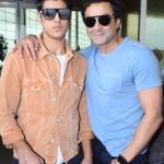 Aryaman Deol con su padre Bobby Deol