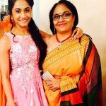 Shivani Patel annesiyle birlikte