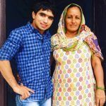 Parveen Rana con su madre