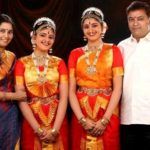 Tanya Ravichandran avec ses parents et sa sœur Apparajitha Sriram