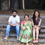 Sonal Chouhan con su madre y su hermano