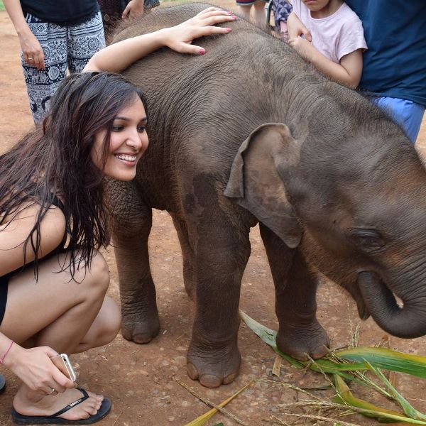 Sonal Chouhan com um bebê elefante