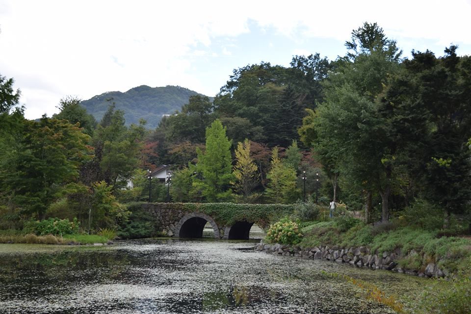 Μια φωτογραφία του κήπου της λίμνης Karuizawa στο Τόκιο της Ιαπωνίας με κλικ από τον Sonal Chouhan