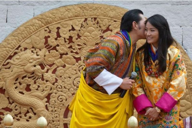 Kong Jigme viser sin kærlighed offentligt til sin kone Jetsun Pema