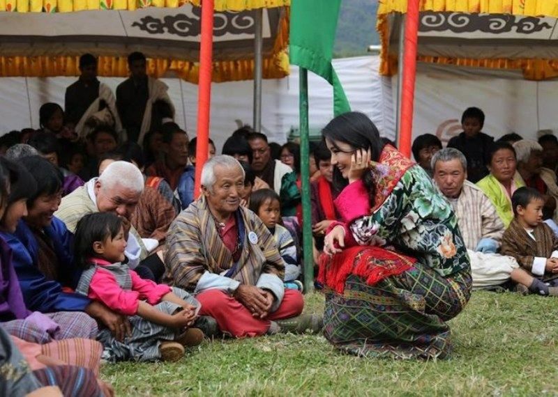 Sinasabayan ni Queen Jetsun si Haring Jigme sa isang paglalakbay