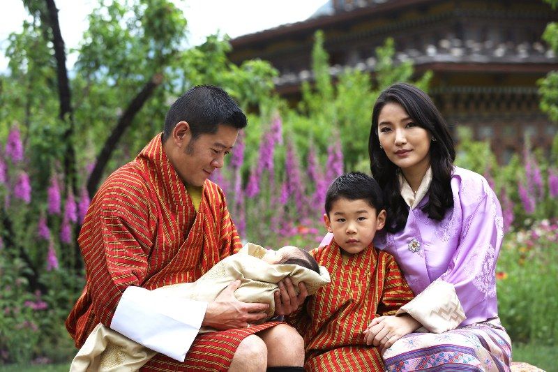 Dronning Jetsun og kong Jigme med deres børn