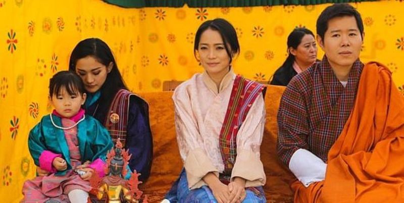Jetsun Pema med sin yngre søster Yeatso Lhamo og hendes mand Price Jigme Dorji Wangchuck