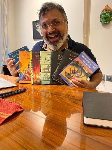 Devdutt Pattanaik mit seinen Büchern
