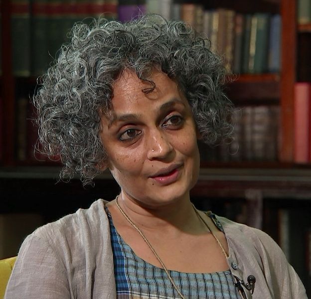 Arundhati Roy vanus, elulugu, abikaasa, lapsed, perekond, faktid ja palju muud
