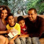 Chetan Bhagat, karısı Anusha ve oğulları Ishaan (solda), Shyam (sağda) ile
