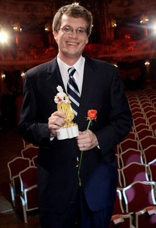 John Green trzymający Nagrodę Literacką Corine